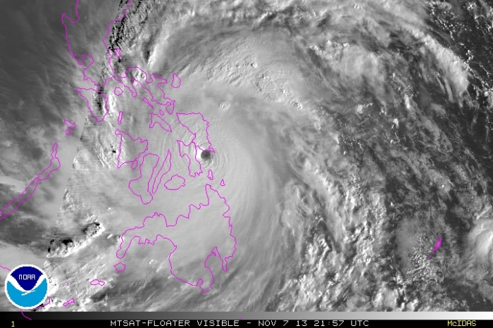 Le soleil se lève sur le super-typhon Haiyan, qui surplombe alors les Philippines.